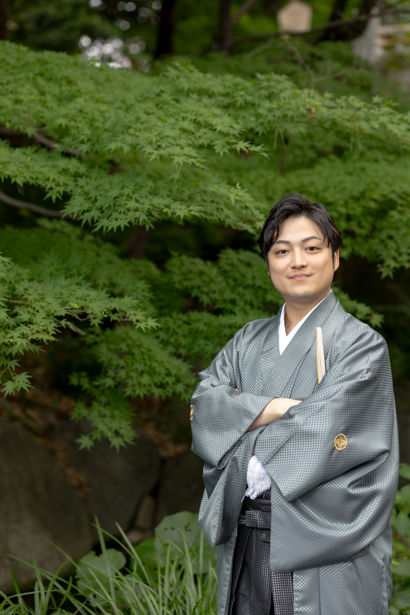 新緑が引き立てる紋付袴姿