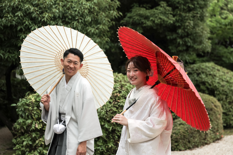 紅白の和傘と庭園散策