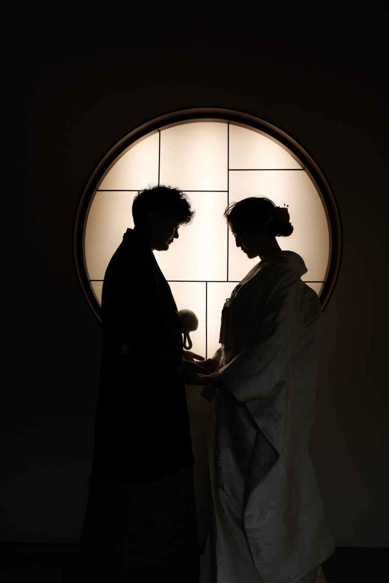 丸窓でシルエットの撮影