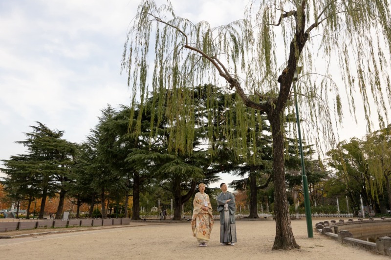 大きな柳の下で
