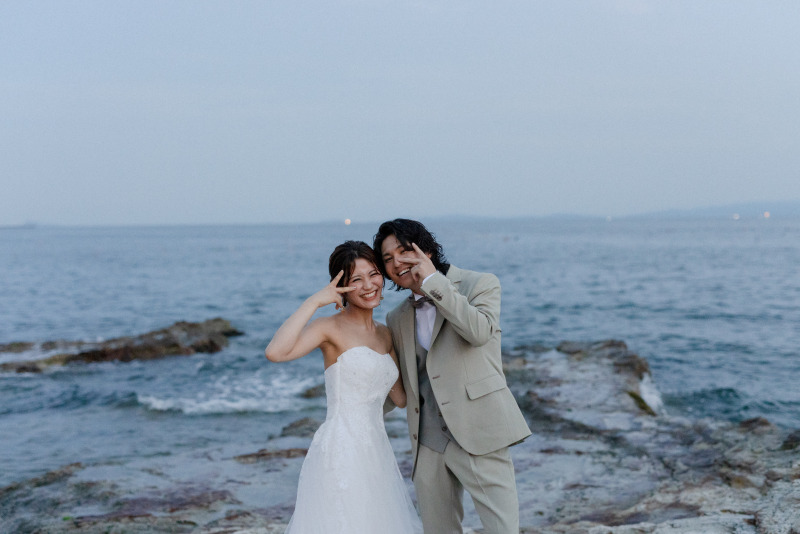 海をバックにピースで!