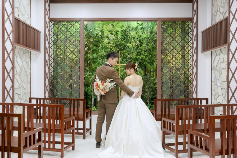 ボリューム感のあるドレスへ