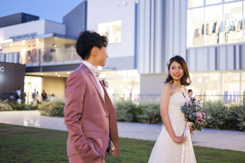 新郎様を優しそうに見つめる新婦様