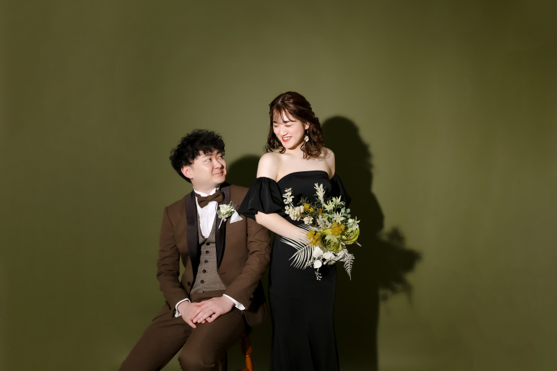 カーキ色のシンプルなバック紙