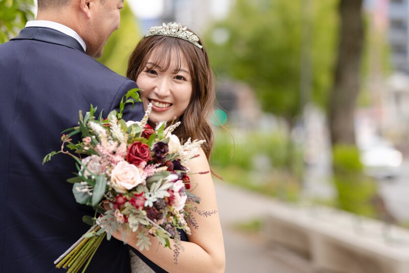 新郎様越しの笑顔