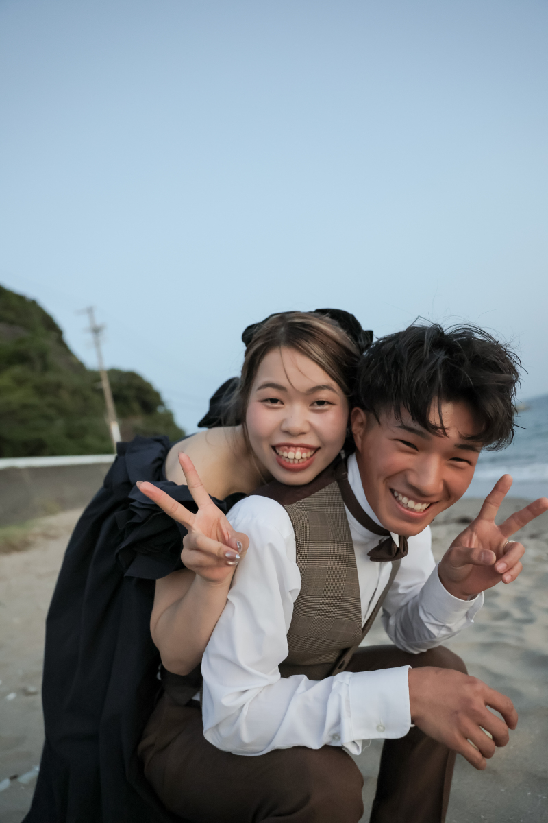 海辺ではじける笑顔