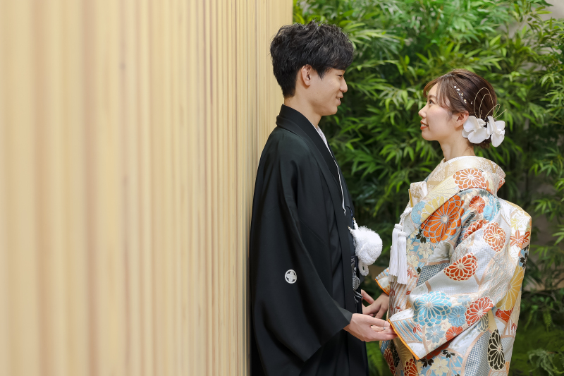 手を取り、見つめ合う