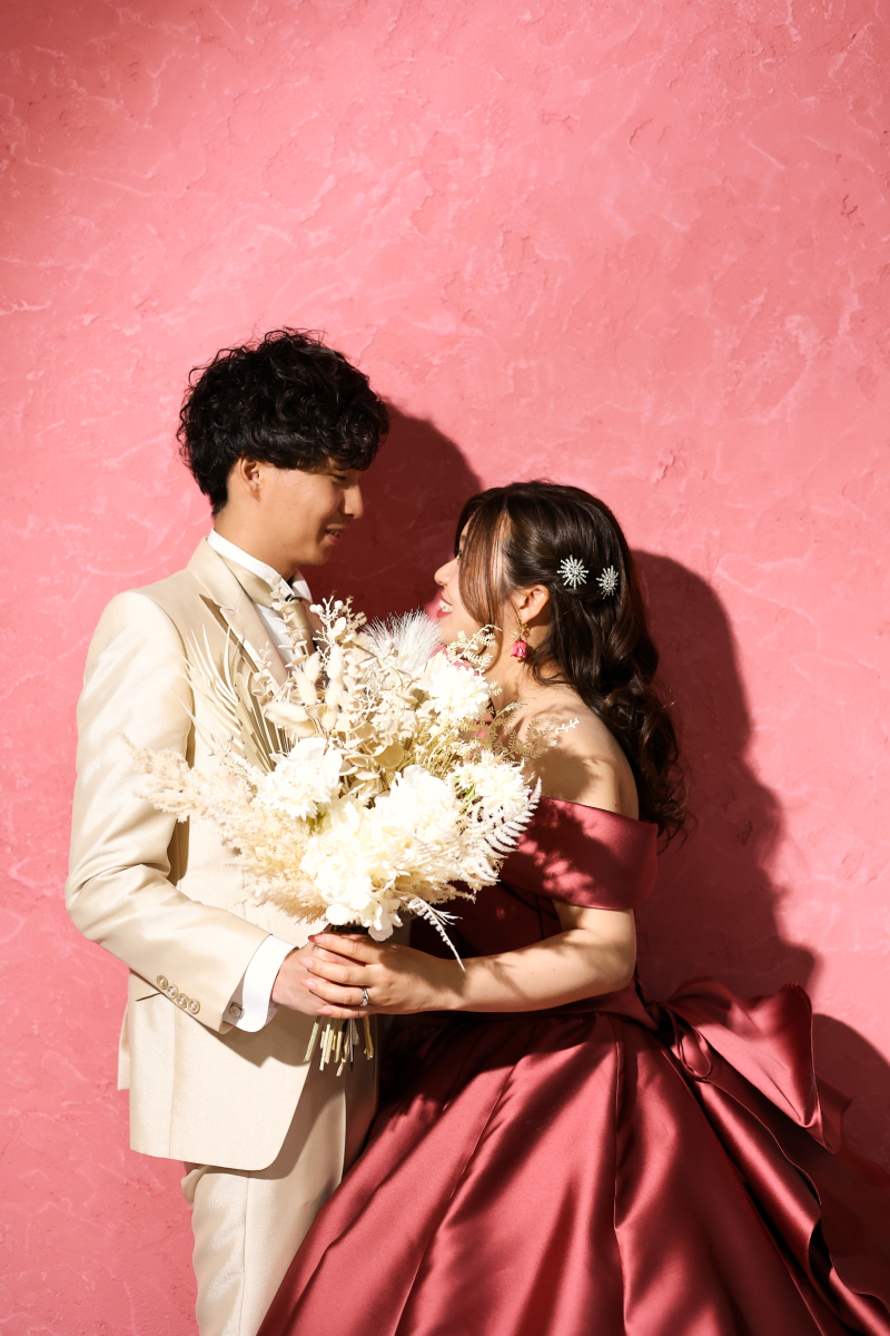 ピンクのドレスにピンクの背景で