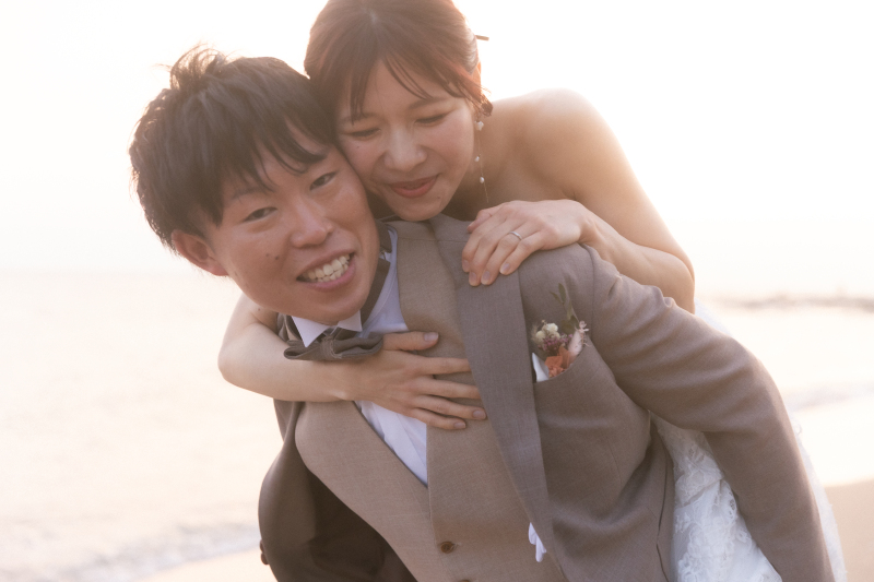 おんぶで楽しむ海辺の撮影