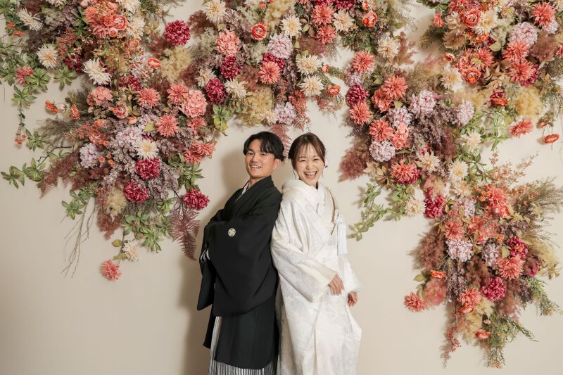 花に包まれる、和装のふたり