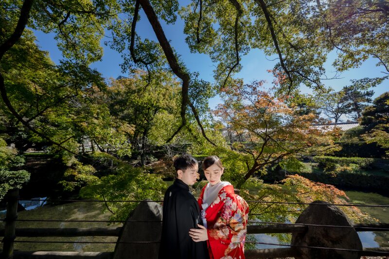 緑と池を背景に撮影スタート
