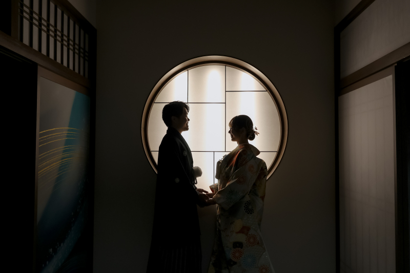 月明かりの下で