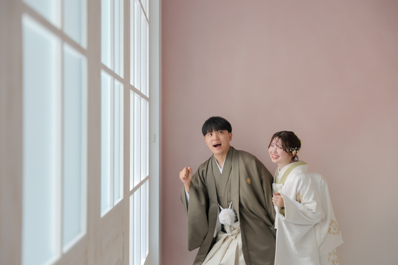 窓辺ではしゃぐ和装姿