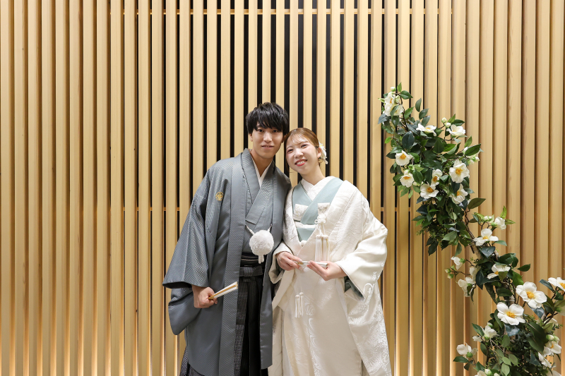 木格子に寄り添う和装