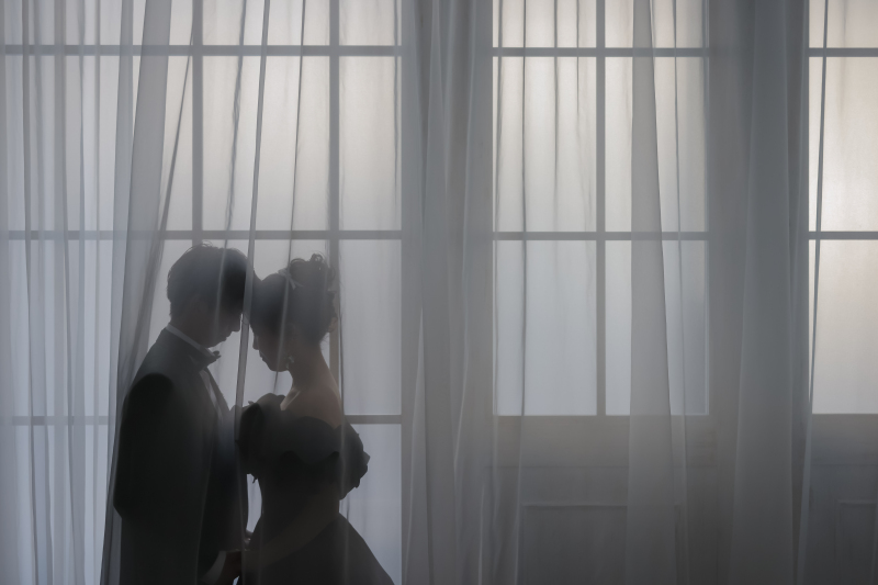 カーテンに包まれて