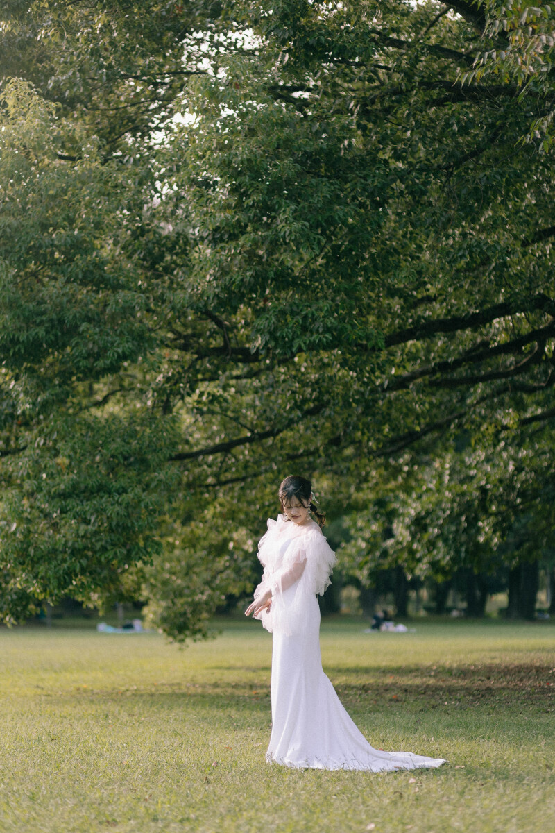 緑とウェディングドレス