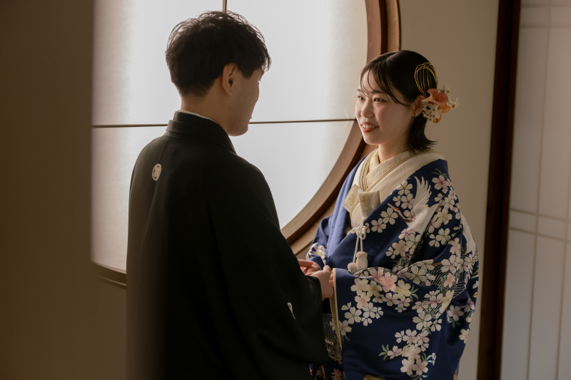 円窓越しに交わす視線