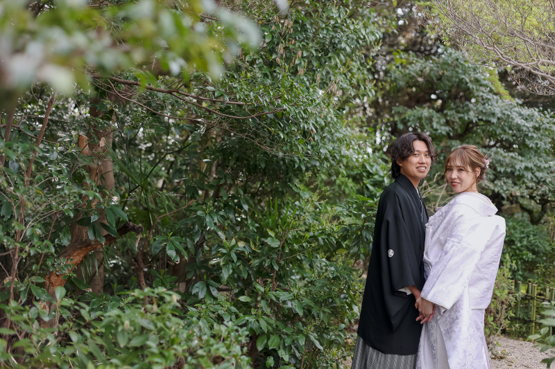 緑の自然に白無垢が映えます!