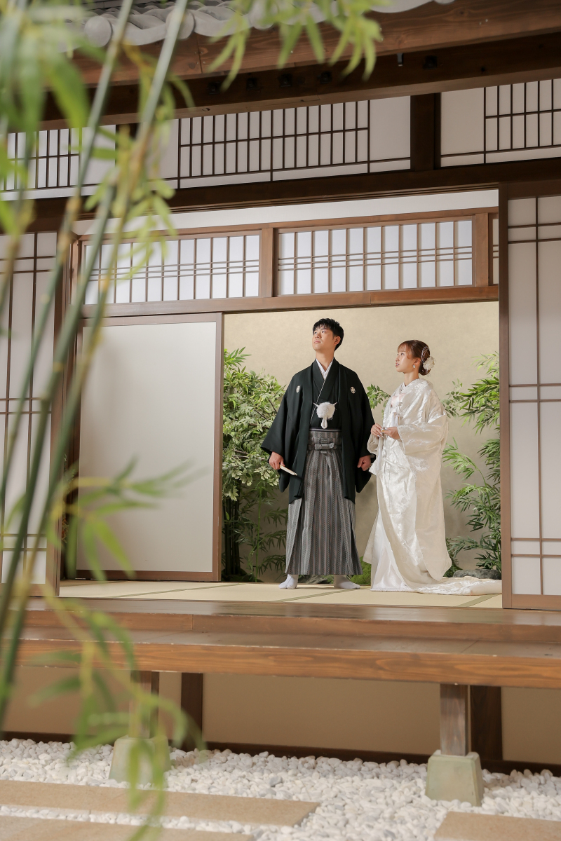 和の庭に佇むふたり
