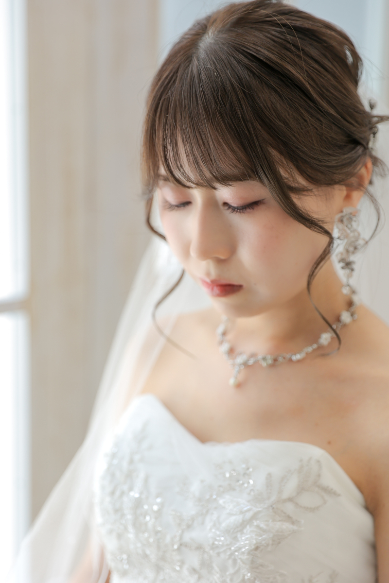 光に映える花嫁の横顔