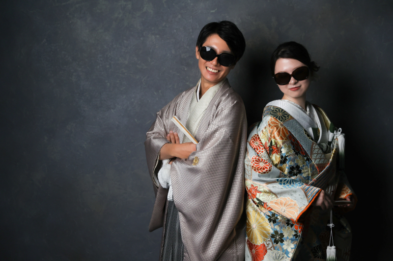 和装でもサングラスをつけて