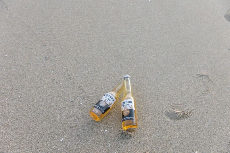 海辺で乾杯するひととき