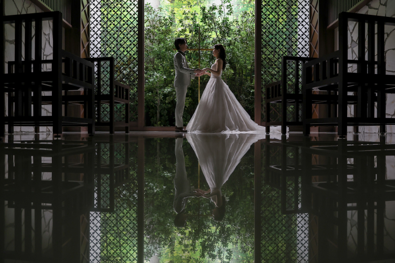 映り込む誓いの瞬間