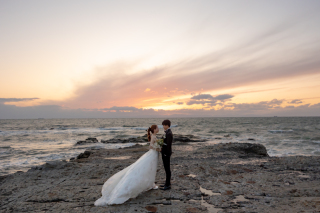 【和装スタジオ洋装ロケーション】夕映えの海で誓う瞬間