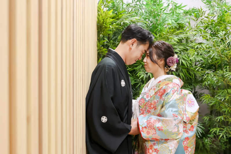 竹林をバックに