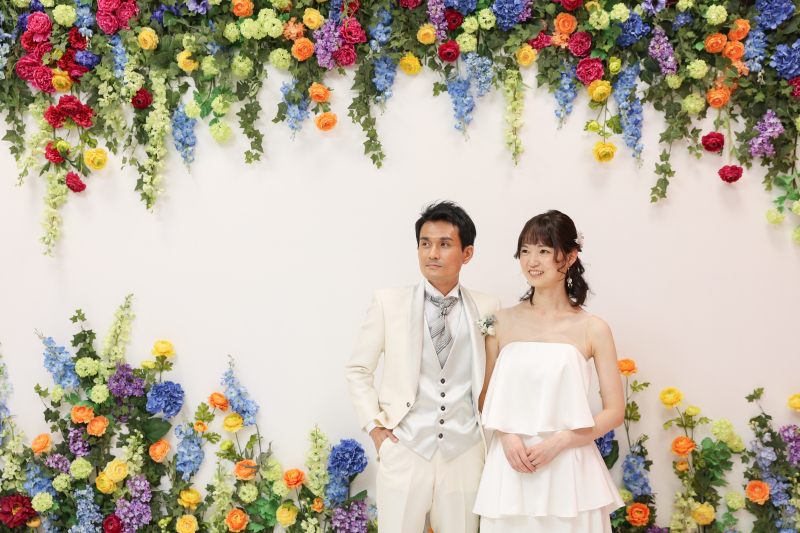 カラフルなフラワーウォール