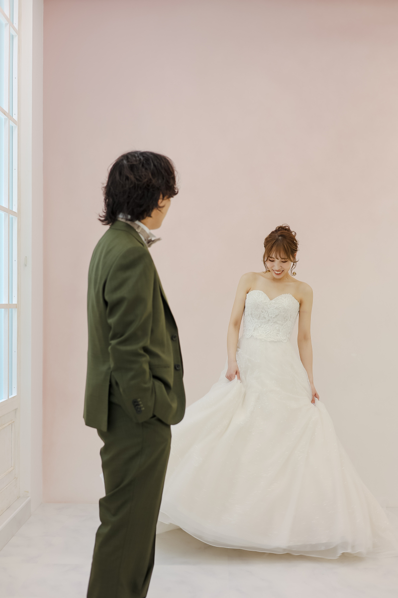 新婦様を愛おしく見つめる新郎様