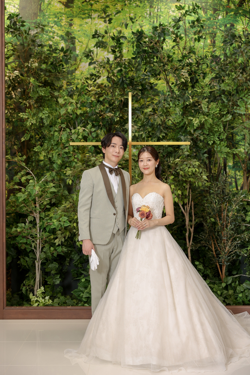 緑の祭壇に並ぶ二人