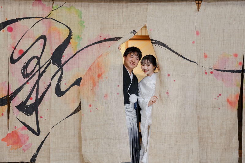 暖簾からチラっ