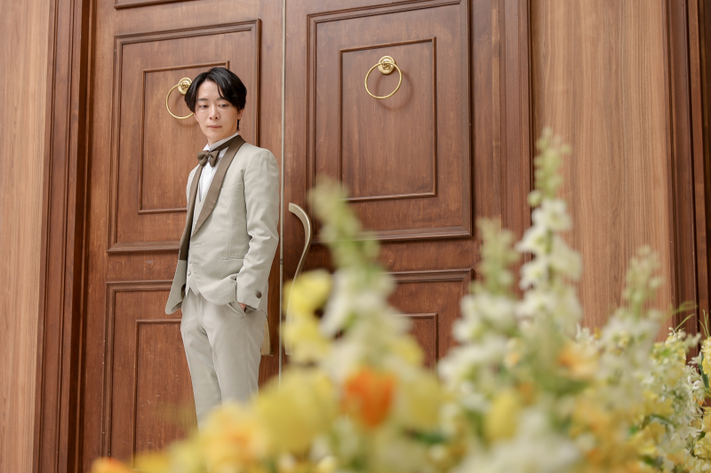 扉前に佇むフォーマルな一瞬