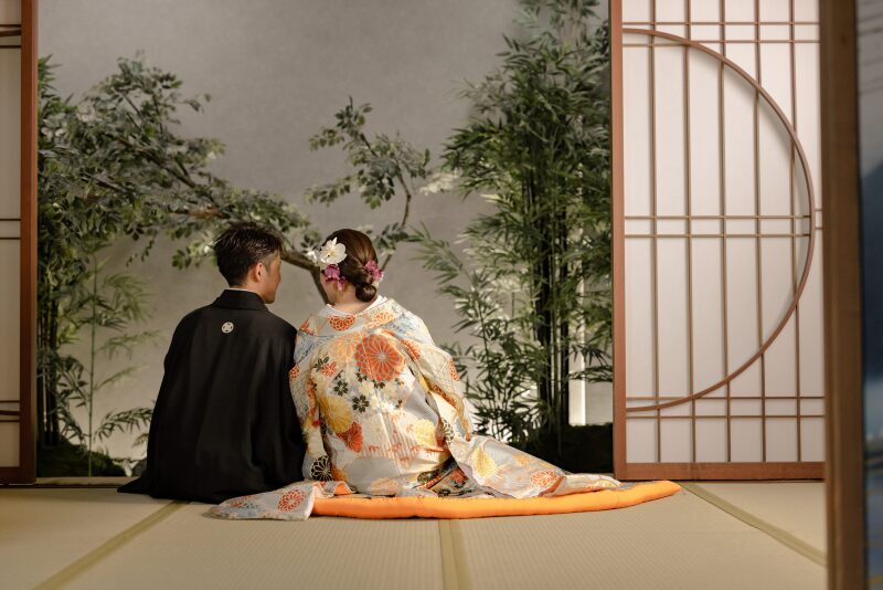 縁側での可愛い後ろ姿