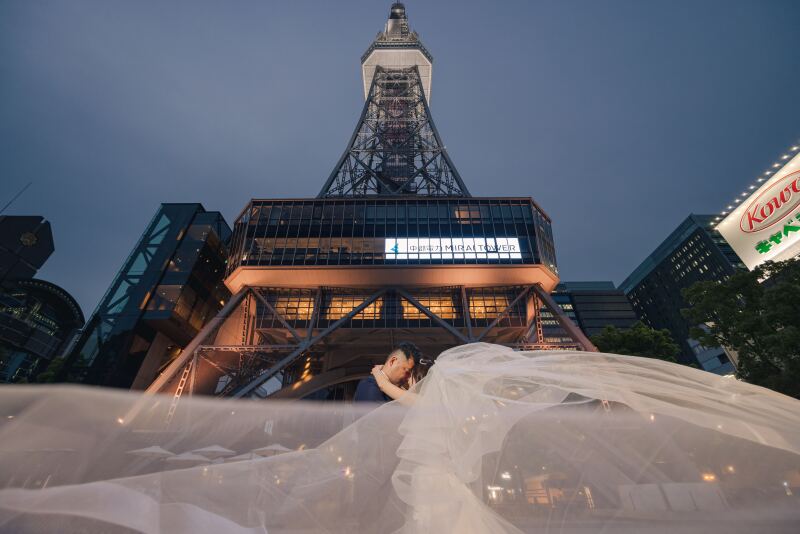 テレビ塔の真下で幻想的な一枚を