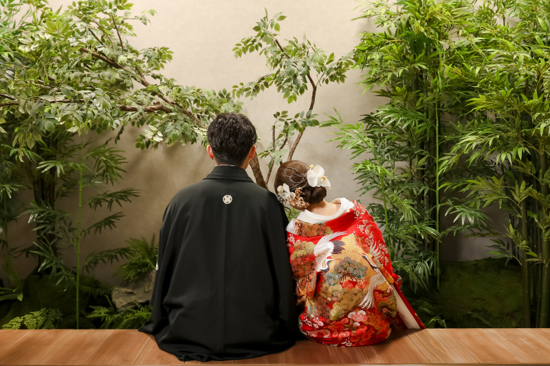 寄り添う後ろ姿