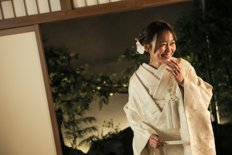 柔らかな光に包まれた和装姿のひととき