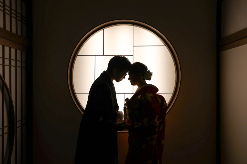 丸窓前でおでこコツン!