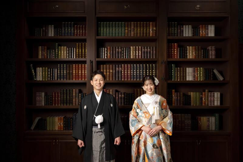 本棚がふたりを更に引き立てる