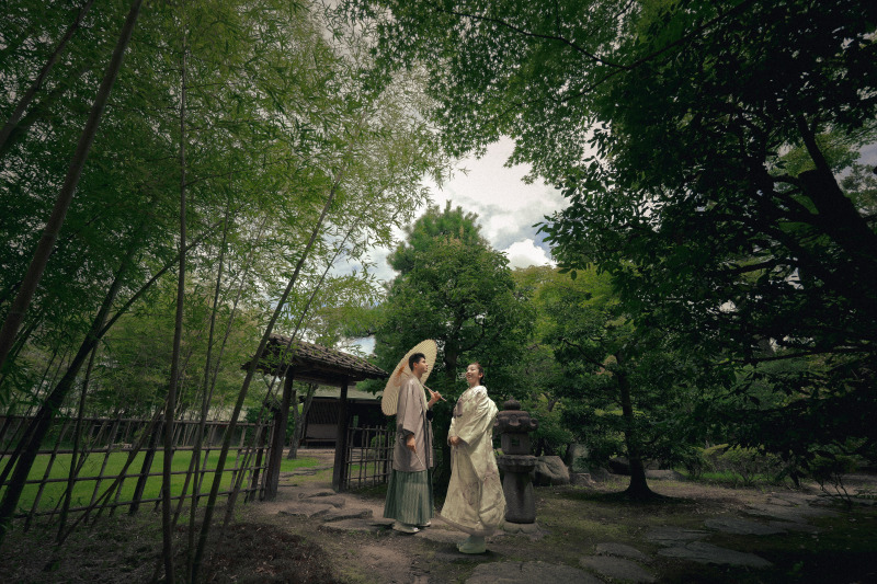 わずかに差し込む光で象徴的に