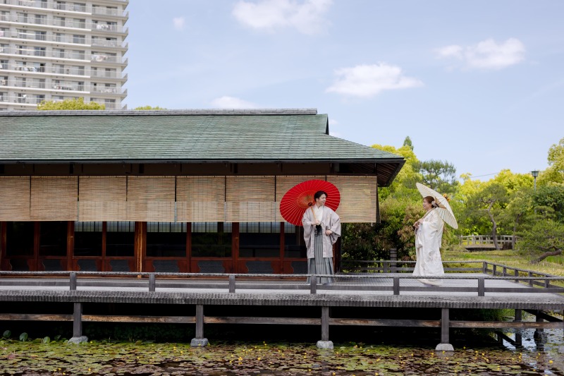 家屋を楽しむお二人
