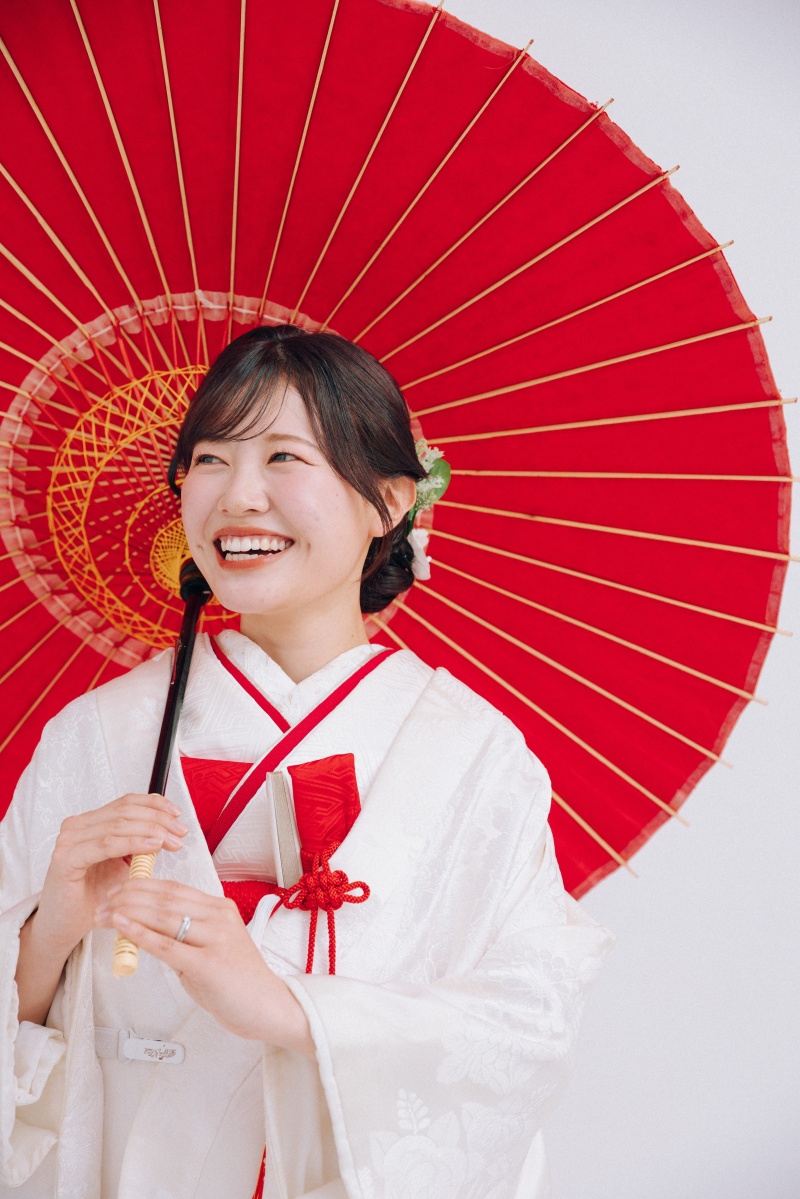 赤に映える、凛とした和の装い