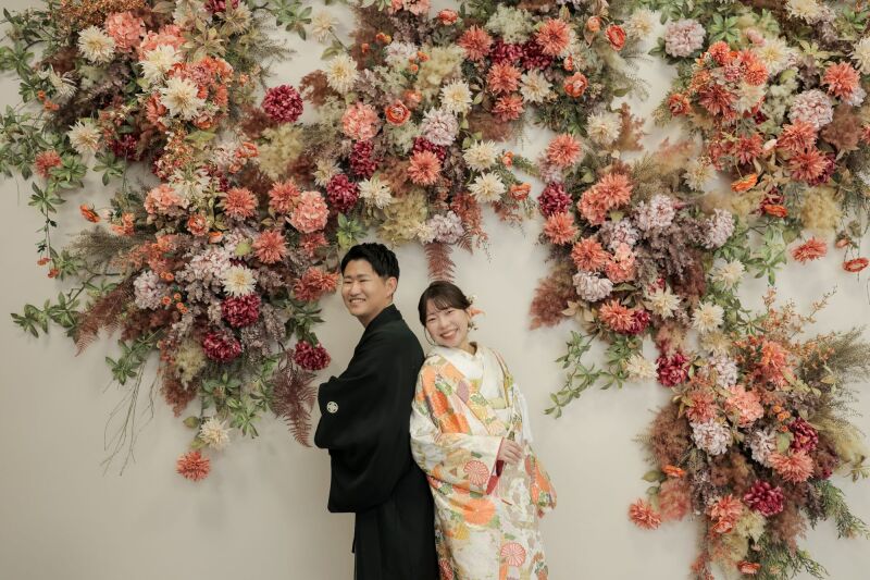 花に寄り添うふたりの彩り