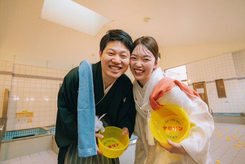 ケロリンの桶を持ってハイチーズ!