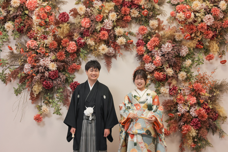 オレンジのフラワーウォール