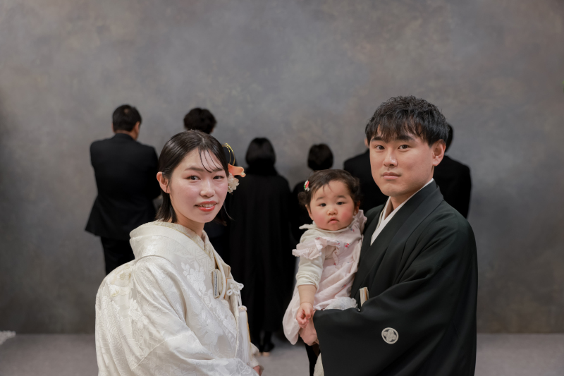 振り返る三人の記念写真