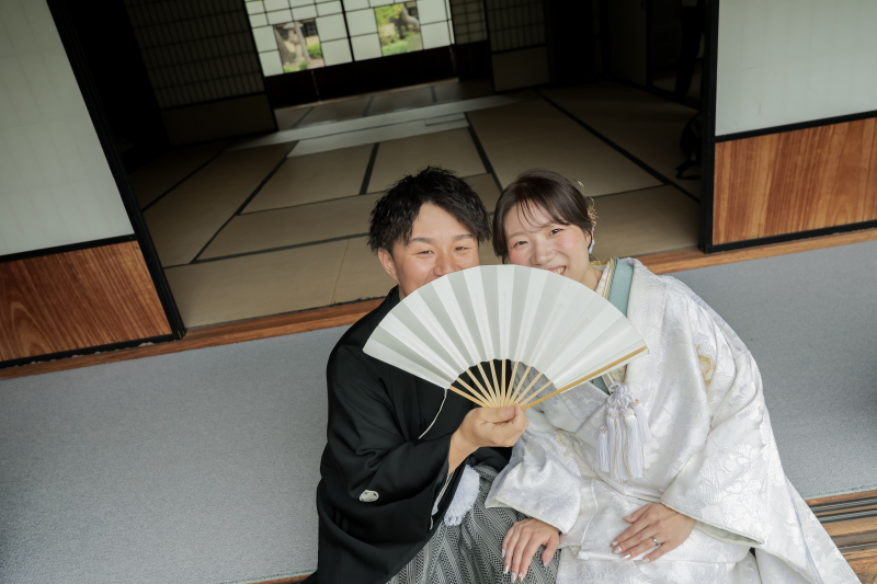 扇子に隠れた笑顔