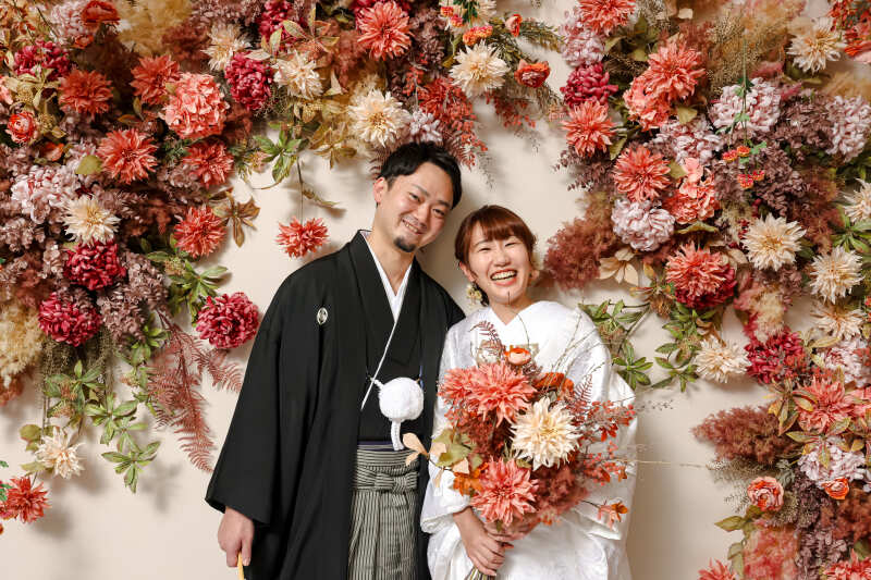 オレンジのフラワーウォールで!