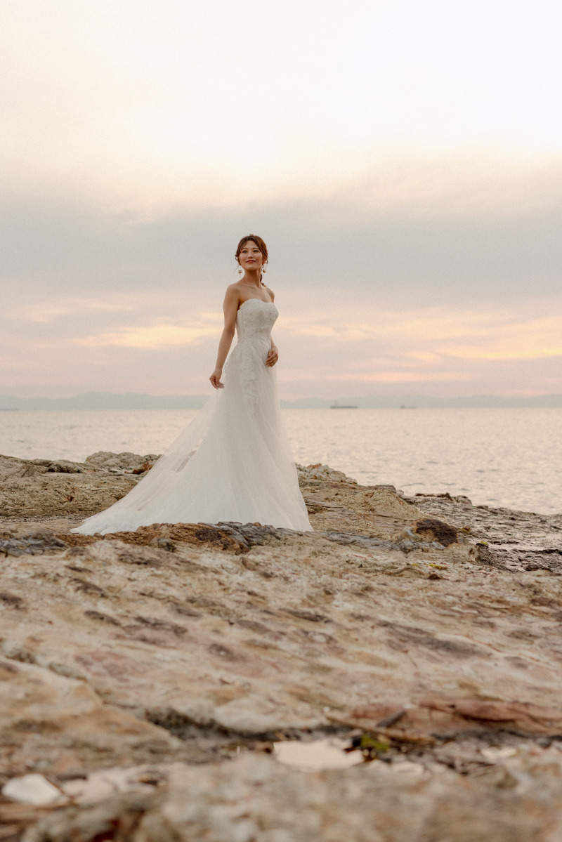 海辺でドレスを纏って